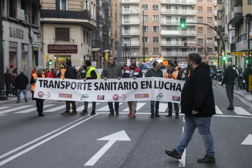 Protesta en Zaragoza de los trabajadores del transporte sanitario.