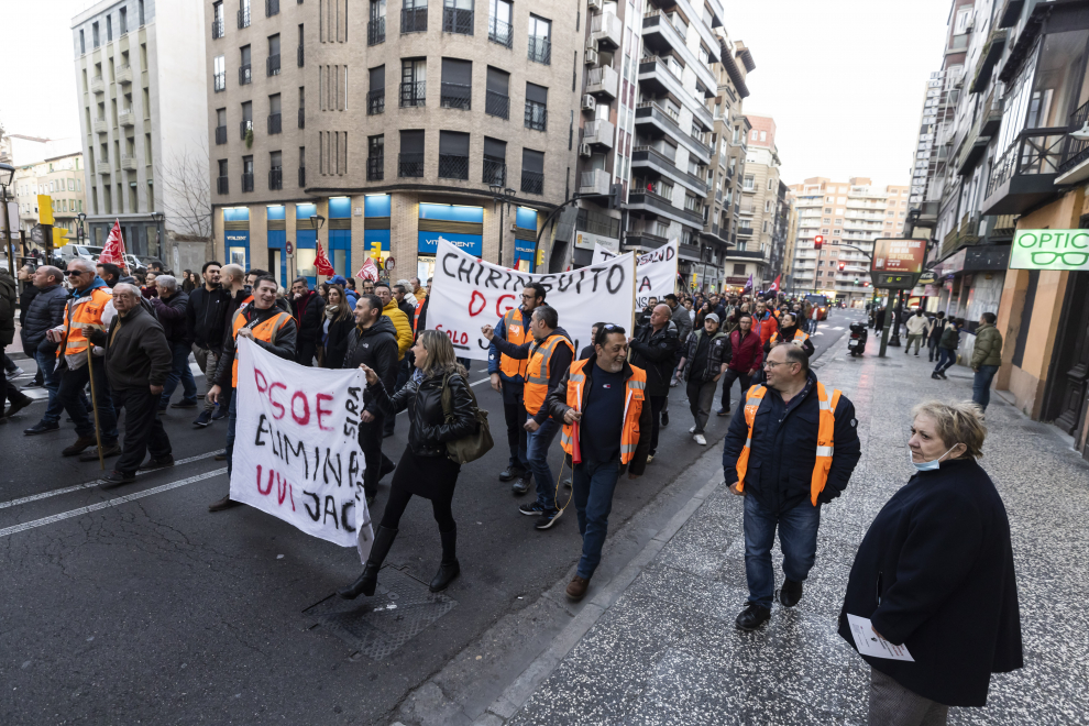 Protesta en Zaragoza de los trabajadores del transporte sanitario.