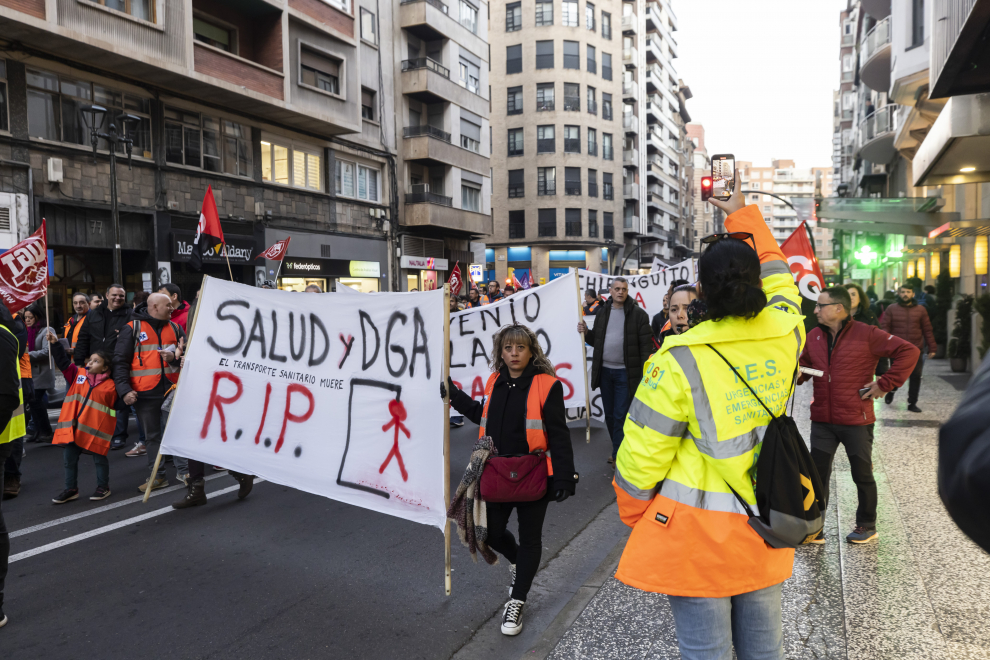 Protesta en Zaragoza de los trabajadores del transporte sanitario.