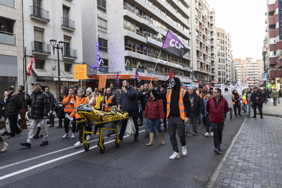 Protesta en Zaragoza de los trabajadores del transporte sanitario.