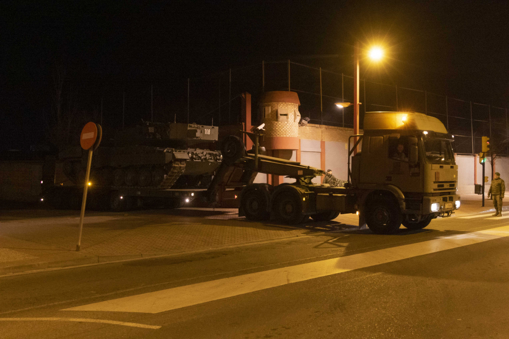 Un tanque Leopard sale del cuartel de Casetas (Zaragoza) hacia Sevilla