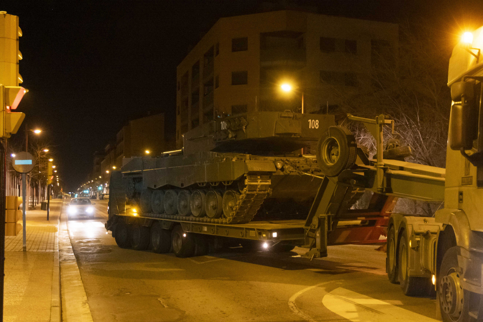 Un tanque Leopard sale del cuartel de Casetas (Zaragoza) hacia Sevilla