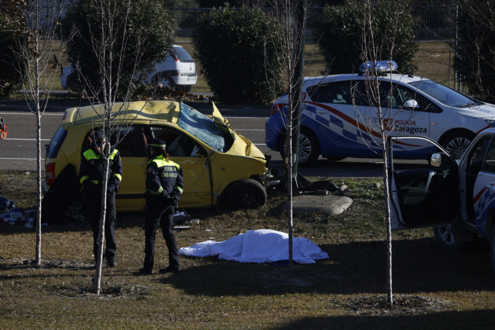 Un conductor muere al chocar contra una farola en Zaragoza