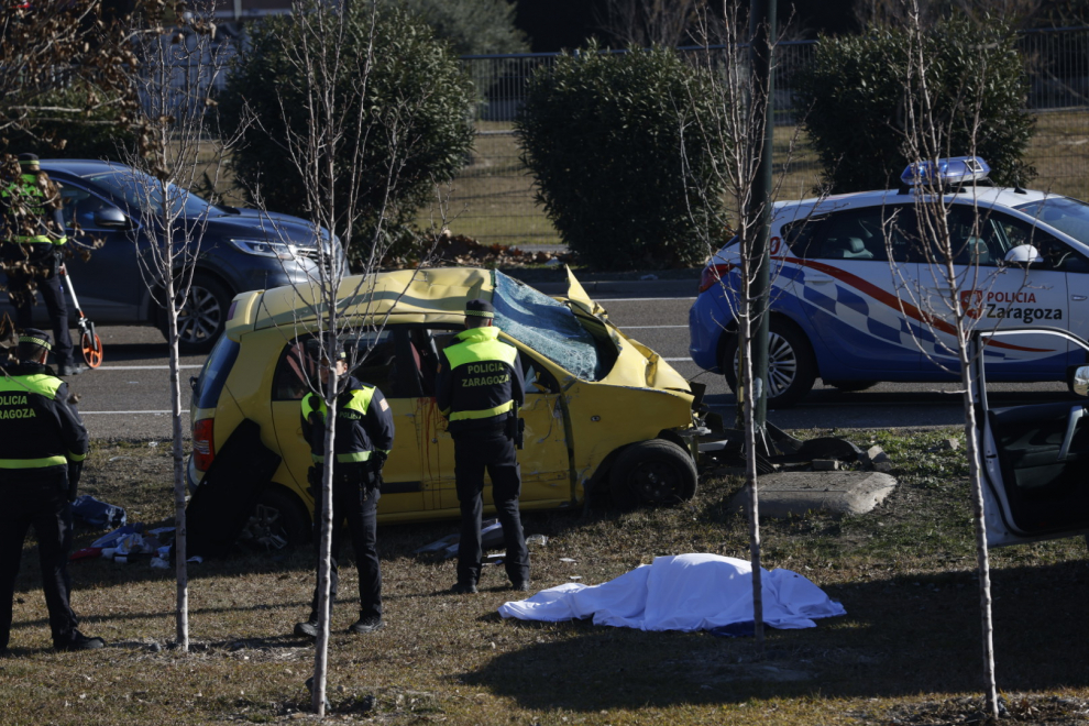 Un conductor muere al chocar contra una farola en Zaragoza