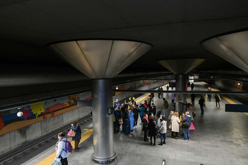 Viajeros afectados por la avería de un tren, en la estación de Goya de Zaragoza