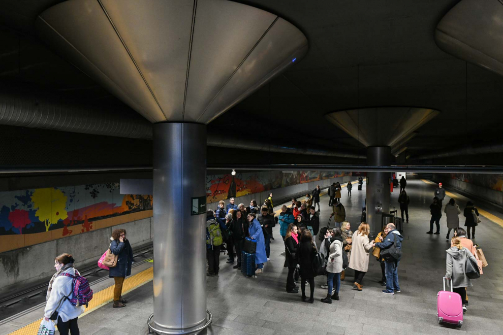 Viajeros afectados por la avería de un tren, en la estación de Goya de Zaragoza