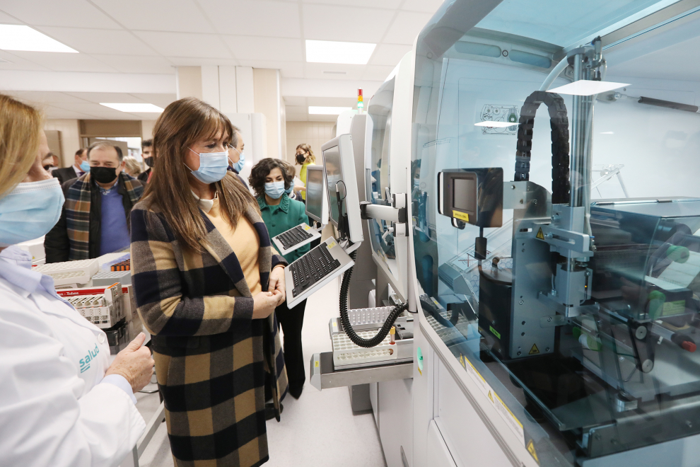 La consejera de Sanidad Sira Repollés visita el nuevo laboratorio del Hospital Obispo Polanco de Teruel