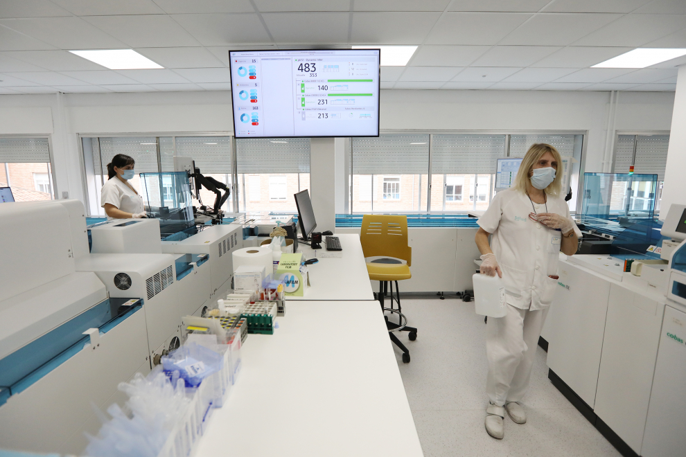 La consejera de Sanidad Sira Repollés visita el nuevo laboratorio del Hospital Obispo Polanco de Teruel