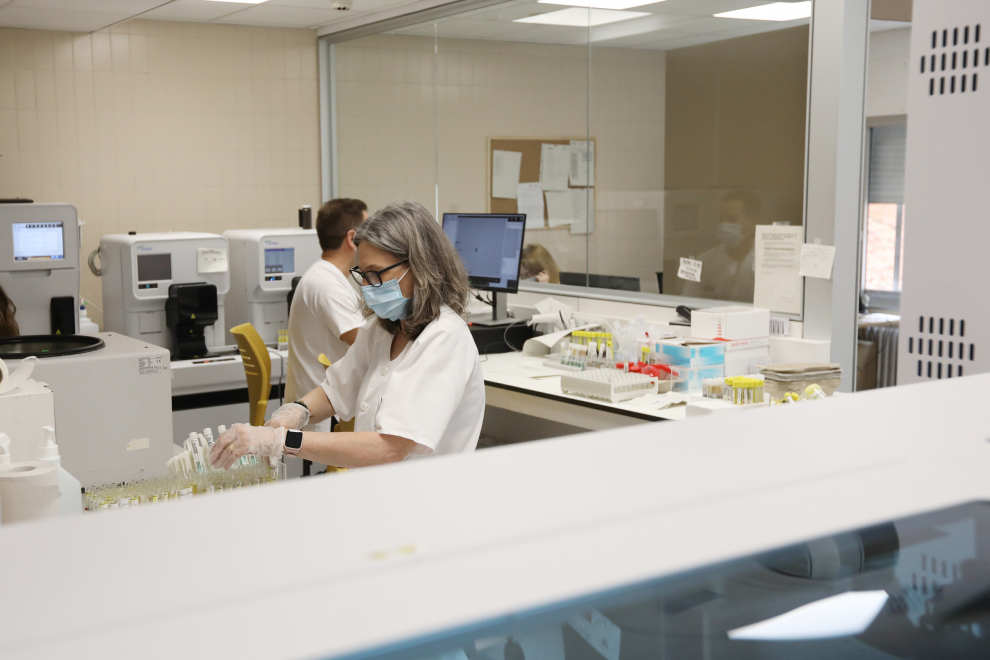 La consejera de Sanidad Sira Repollés visita el nuevo laboratorio del Hospital Obispo Polanco de Teruel