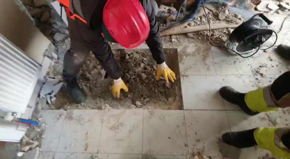 Un perro ha puesto en la pista a los Bomberos de Zaragoza para rescatar a una señora de unos 60 años entre los escombros causados por el terremoto de Turquía.