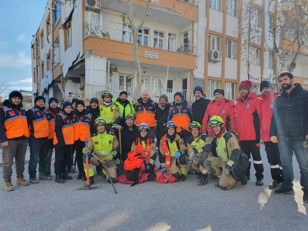 El equipo de Bomberos de Zaragoza desplazado a Turquía para buscar supervivientes entre los escombros.