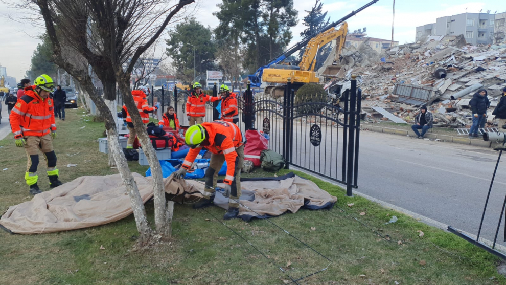 Los Bomberos de Zaragoza despliegan sus equipos en Turquía para ayudar en el rescate de afectados por el terremoto.