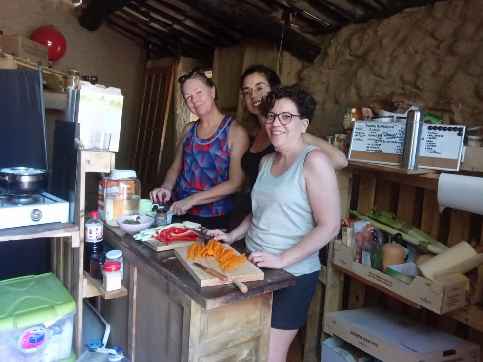 Nikita Atmanada cuenta con la ayuda de voluntarios para la recuperación del pueblo de Fet, en la Ribagorza.