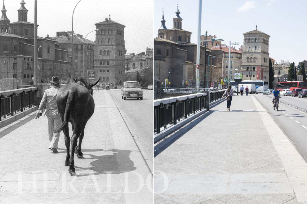 A la izquierda, un hombre lleva a un burro por el puente de Santiago en la década de 1970.