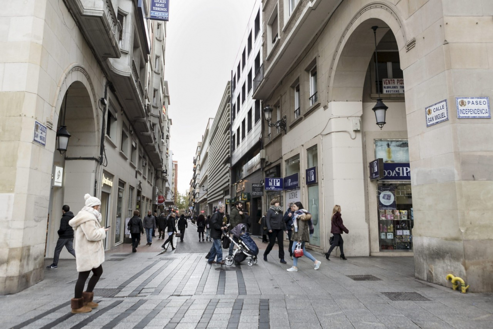 Este miércoles se estrena la reforma de esta emblemática vía zaragozana, que a partir de ahora lucirá con más espacio para pasear, bancos con grandes maceteros y nueva iluminación. Así ha evolucionado la arteria comercial del Centro desde los años 50.