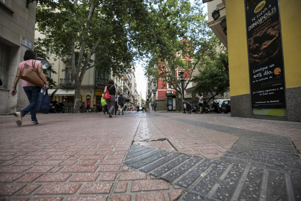 Este miércoles se estrena la reforma de esta emblemática vía zaragozana, que a partir de ahora lucirá con más espacio para pasear, bancos con grandes maceteros y nueva iluminación. Así ha evolucionado la arteria comercial del Centro desde los años 50.