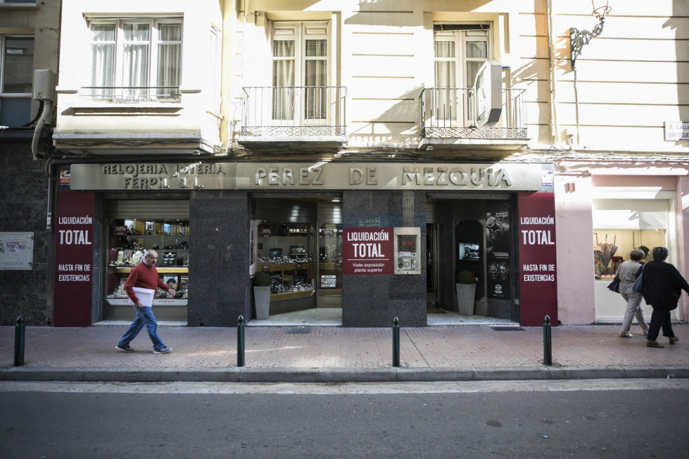 Este miércoles se estrena la reforma de esta emblemática vía zaragozana, que a partir de ahora lucirá con más espacio para pasear, bancos con grandes maceteros y nueva iluminación. Así ha evolucionado la arteria comercial del Centro desde los años 50.