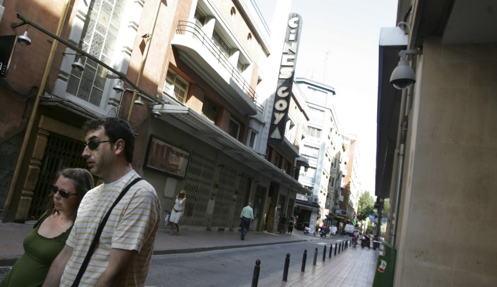 Este miércoles se estrena la reforma de esta emblemática vía zaragozana, que a partir de ahora lucirá con más espacio para pasear, bancos con grandes maceteros y nueva iluminación. Así ha evolucionado la arteria comercial del Centro desde los años 50.