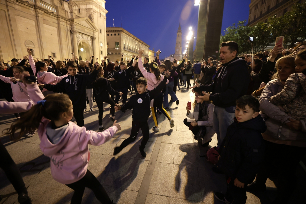 Flashmob jotero por Aspanoa en la plaza del Pilar con motivo de los actos del Día contra el Cáncer Infantil