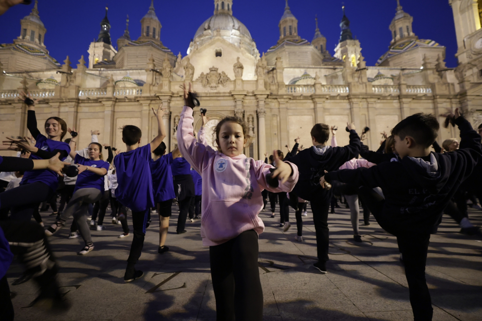 Flashmob jotero por Aspanoa en la plaza del Pilar con motivo de los actos del Día contra el Cáncer Infantil