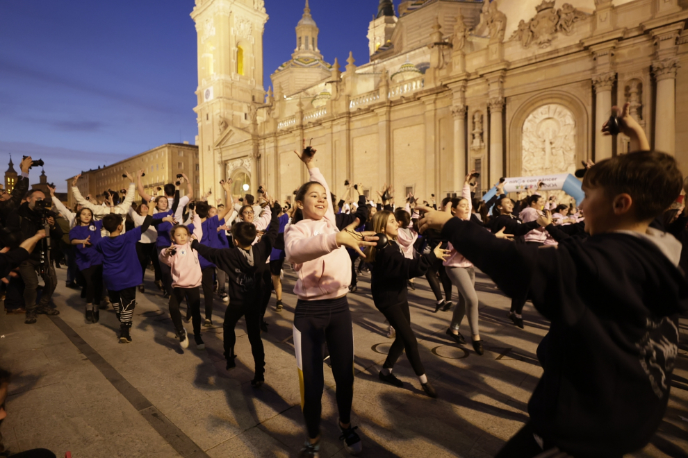 Flashmob jotero por Aspanoa en la plaza del Pilar con motivo de los actos del Día contra el Cáncer Infantil