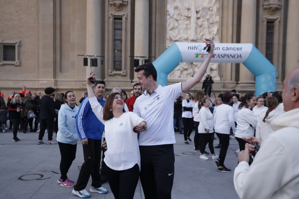Flashmob jotero por Aspanoa en la plaza del Pilar con motivo de los actos del Día contra el Cáncer Infantil