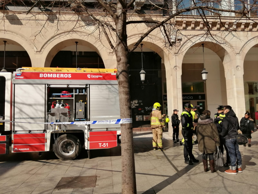 Bomberos y policía local, en la entrada de Independencia 8, donde se ha producido la mala combustión de la caldera.