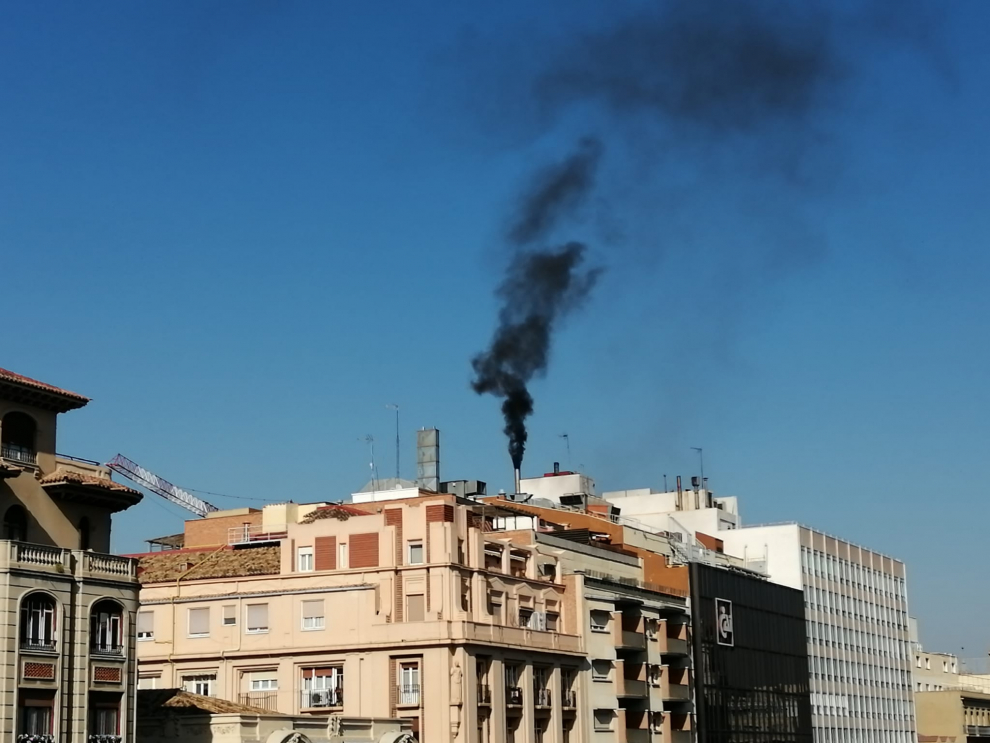 Una densa nube de humo negro sale por la chimenea del edificio de Independencia 8.