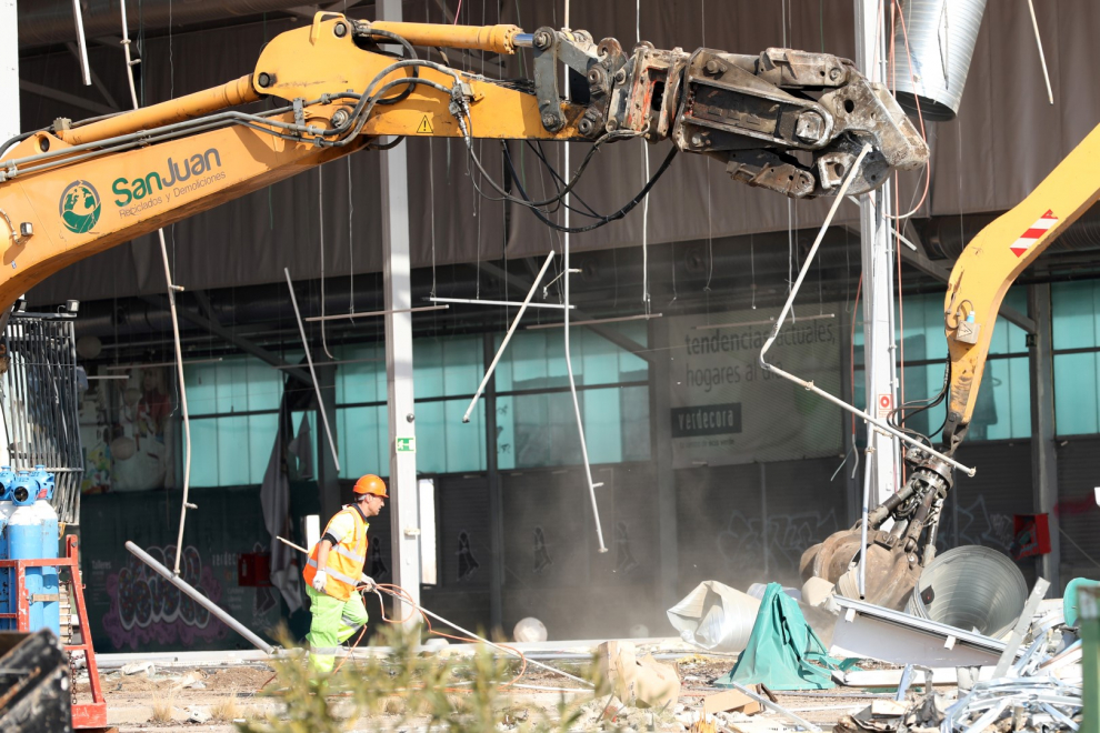 Las máquinas comienzan a demoler el edificio de Verdecora, en Plaza Imperial.