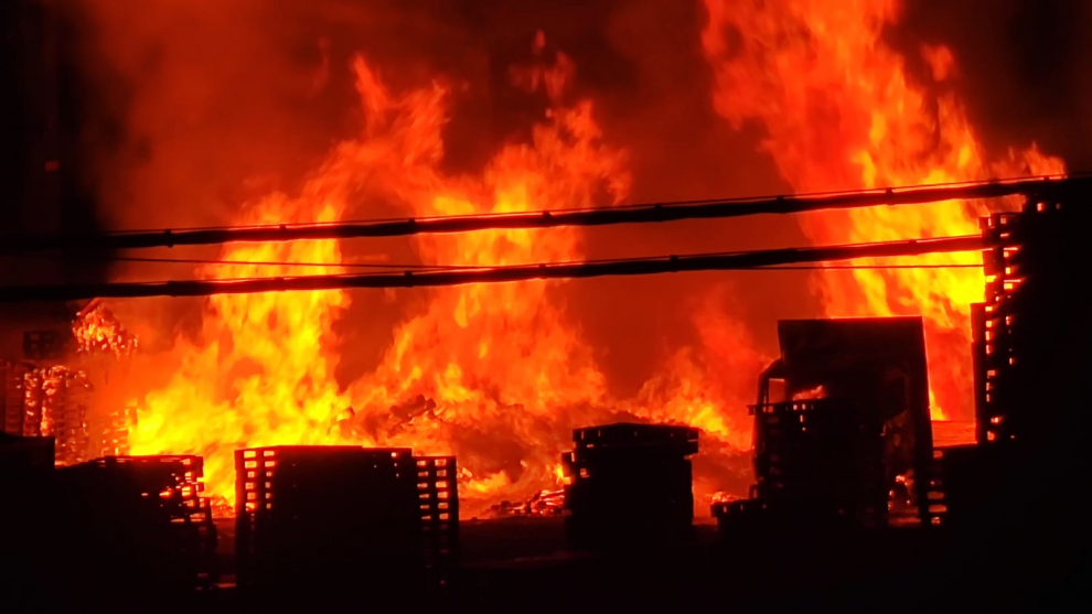 Incendio en la carretera de Logroño junto a una gasolinera a la altura de Utebo y Monzalbarba en un almacén de palés.