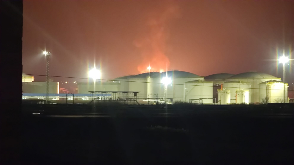 Incendio en la carretera de Logroño junto a una gasolinera a la altura de Utebo y Monzalbarba en un almacén de palés.