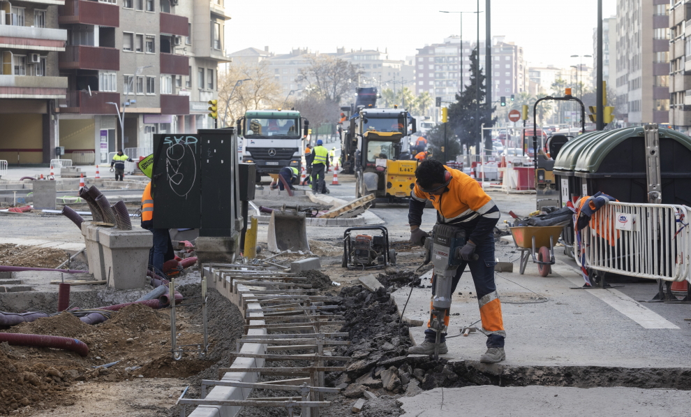 Estado de las obras de reforma de la avenida de navarra el 17 de febrero de 2023.