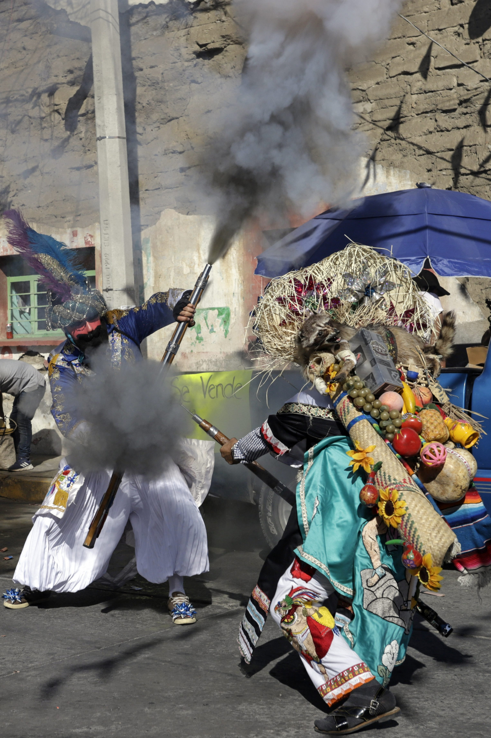 Artistas con trajes típicos participan en el tradicional carnaval de Puebla (México).