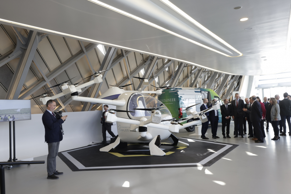 El Rey inaugura Mobility City en el pabellón Puente de Zaragoza.