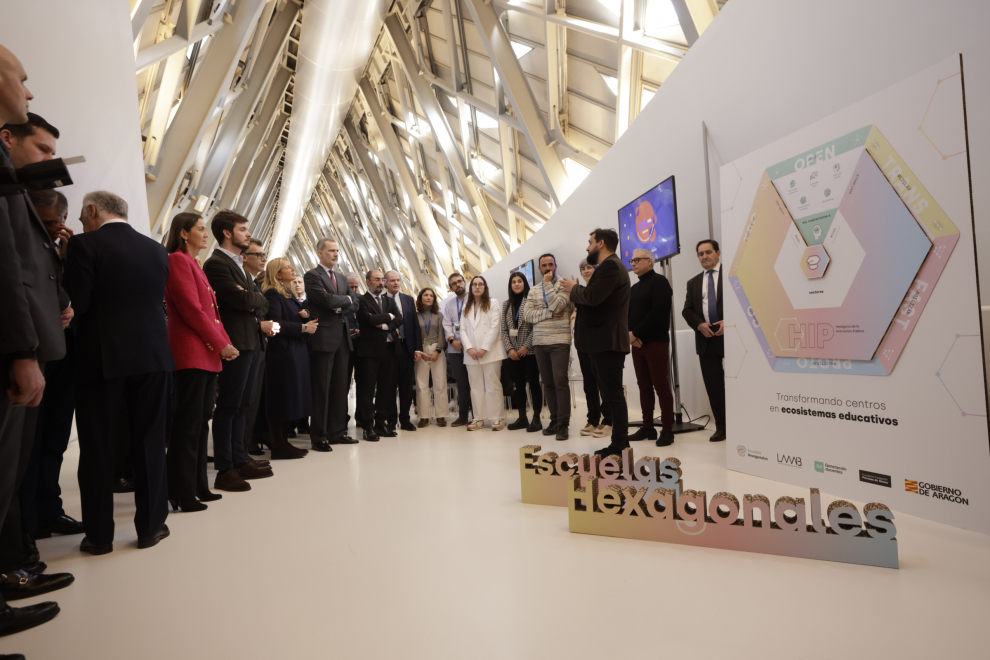 El Rey inaugura Mobility City en el pabellón Puente de Zaragoza.