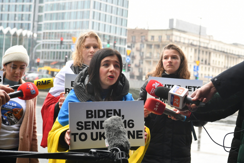 Warsaw (Poland), 20/02/2023.- Members of the Warsaw's Euromaidan and Fridays For Future activists (C-front) during a press conference before US President Joe Biden visit to Warsaw, Poland, 20 February 2023. US President Joe Biden will pay a visit to Poland on 21 and 22 February. (Polonia, Rusia, Ucrania, Estados Unidos, Varsovia) EFE/EPA/ANDRZEJ LANGE POLAND OUT
 POLAND USA UKRAINE RUSSIA CONFLICT