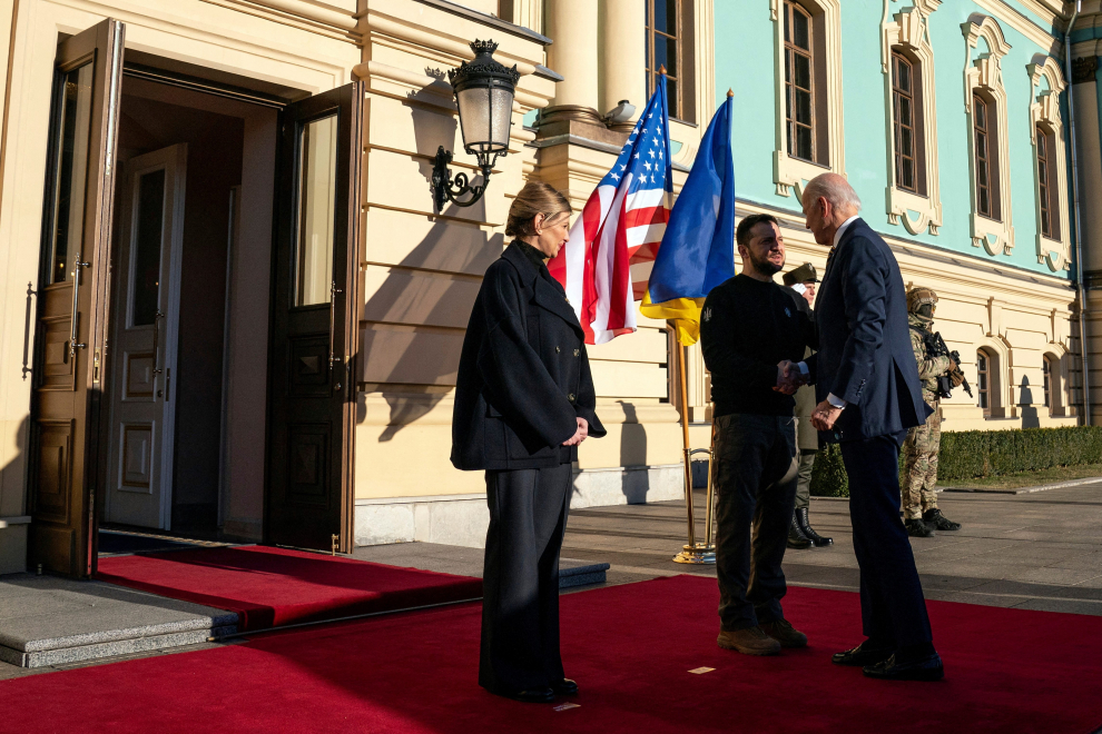 Kyiv (Ukraine), 20/02/2023.- A handout photo made available by the Ukrainian Presidential Press Service on 20 February 2023 shows Ukrainian President Volodymyr Zelensky (R) with US President Joe Biden during a meeting, in Kyiv (Kiev), Ukraine, amid Russia's invasion. The White House announced on 20 February, that US President Biden met with Ukrainian President Zelensky and his team to extended discussions on US support for Ukraine. (Rusia, Ucrania) EFE/EPA/UKRAINIAN PRESIDENTIAL PRESS SERVICE HANDOUT -- MANDATORY CREDIT: UKRAINIAN PRESIDENTIAL PRESS SERVICE -- HANDOUT EDITORIAL USE ONLY/NO SALES
 UKRAINE RUSSIA CONFLICT