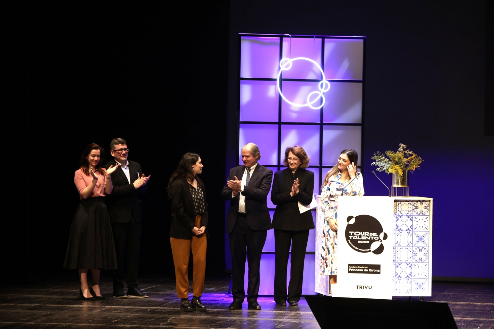 Jóvenes con talento exponen sus ideas ante el Rey.