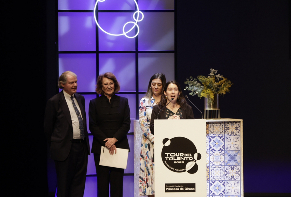 Jóvenes con talento exponen sus ideas ante el Rey.