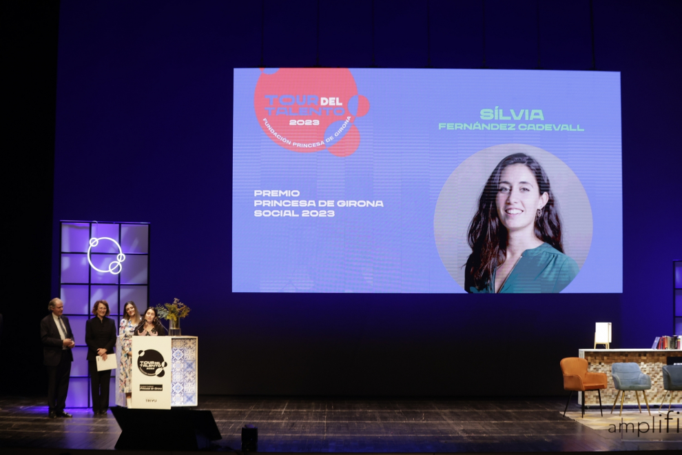 Jóvenes con talento exponen sus ideas ante el Rey.