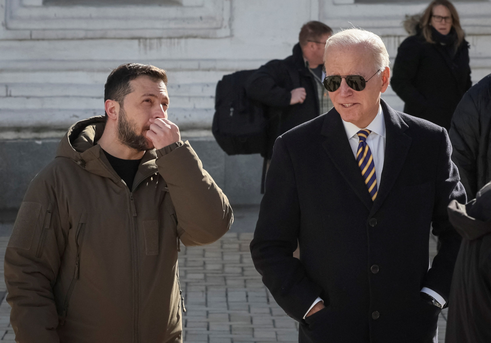 Kyiv (Ukraine), 20/02/2023.- A handout photo made available by the Ukrainian Presidential Press Service on 20 February 2023 shows Ukrainian President Volodymyr Zelensky (R) shaking hands with US President Joe Biden during a meeting in Kyiv (Kiev), Ukraine, amid Russia's invasion. The White House announced on 20 February, that US President Biden met with Ukrainian President Zelensky and his team to extended discussions on US support for Ukraine. (Rusia, Ucrania, Estados Unidos) EFE/EPA/UKRAINIAN PRESIDENTIAL PRESS SERVICE HANDOUT -- MANDATORY CREDIT: UKRAINIAN PRESIDENTIAL PRESS SERVICE -- HANDOUT EDITORIAL USE ONLY/NO SALES
UKRAINE USA DIPLOMACY