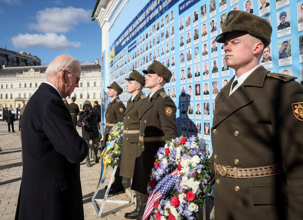 U.S. President Joe Biden and Ukraine's President Volodymyr Zelenskiy visit the Wall of Remembrance to pay tribute to killed Ukrainian soldiers, amid Russia's attack on Ukraine, in Kyiv, Ukraine February 20, 2023. REUTERS/Gleb Garanich UKRAINE-CRISIS/BIDEN