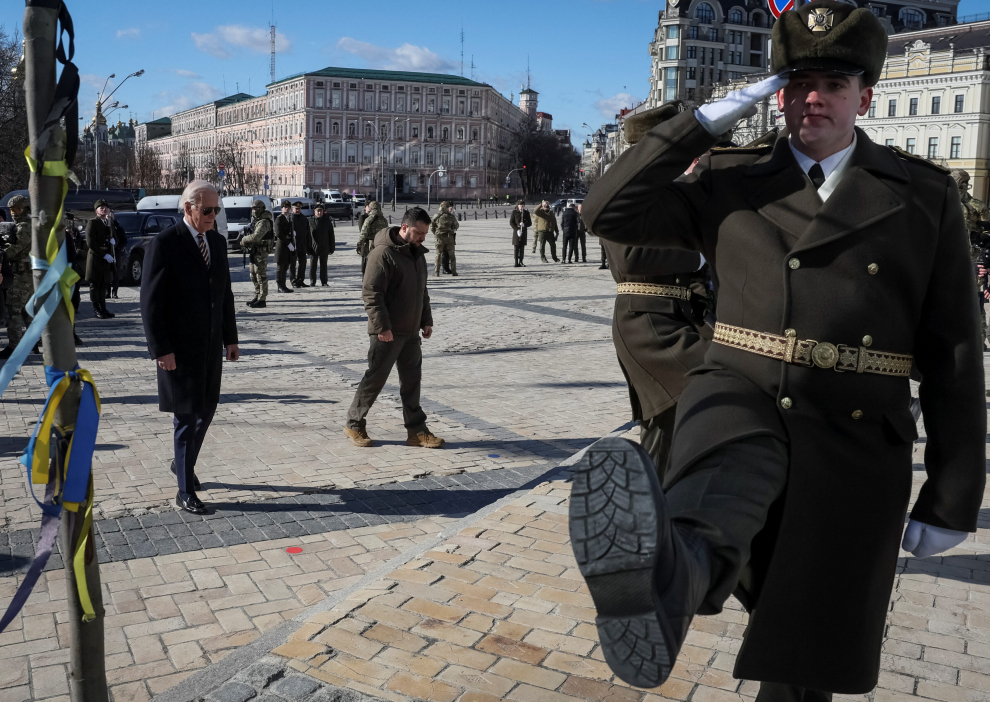 U.S. President Joe Biden and Ukraine's President Volodymyr Zelenskiy visit the Wall of Remembrance to pay tribute to killed Ukrainian soldiers, amid Russia's attack on Ukraine, in Kyiv, Ukraine February 20, 2023. REUTERS/Gleb Garanich UKRAINE-CRISIS/BIDEN