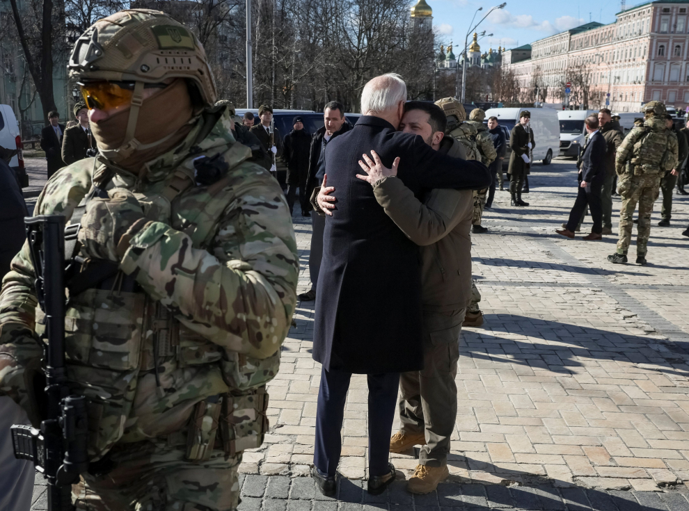 U.S. President Joe Biden and Ukraine's President Volodymyr Zelenskiy embrace after their visit to the Wall of Remembrance to pay tribute to killed Ukrainian soldiers, amid Russia's attack on Ukraine, in Kyiv, Ukraine February 20, 2023. REUTERS/Gleb Garanich UKRAINE-CRISIS/BIDEN