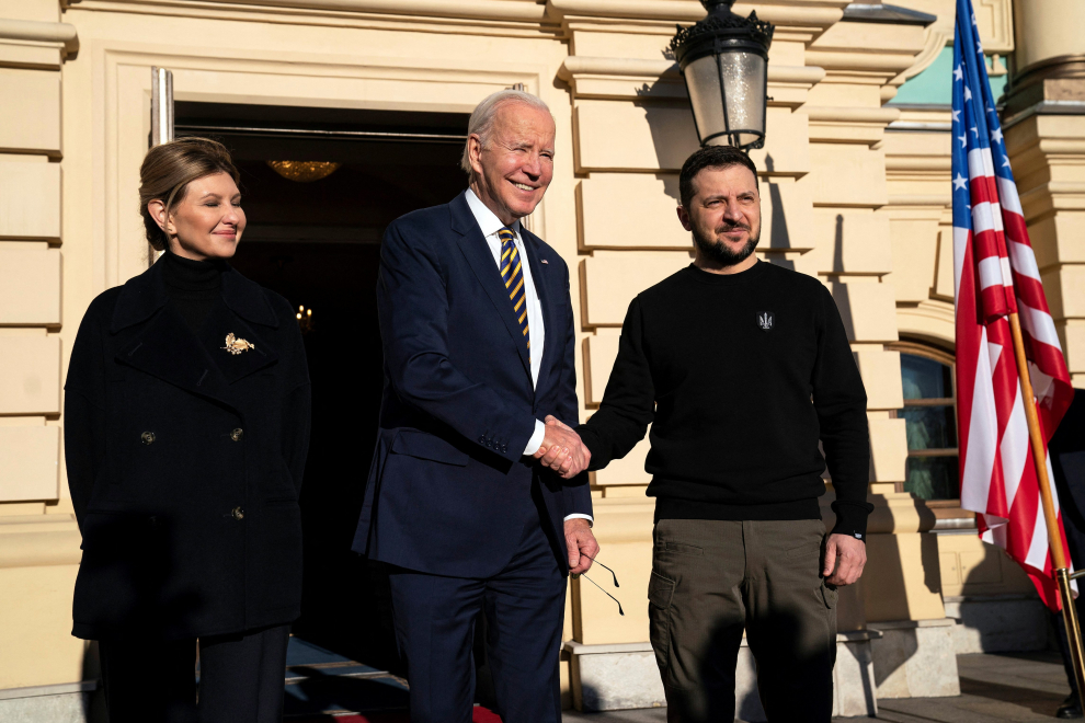 U.S. President Joe Biden and Ukraine's President Volodymyr Zelenskiy embrace after their visit to the Wall of Remembrance to pay tribute to killed Ukrainian soldiers, amid Russia's attack on Ukraine, in Kyiv, Ukraine February 20, 2023. REUTERS/Gleb Garanich TPX IMAGES OF THE DAY UKRAINE-CRISIS/BIDEN
