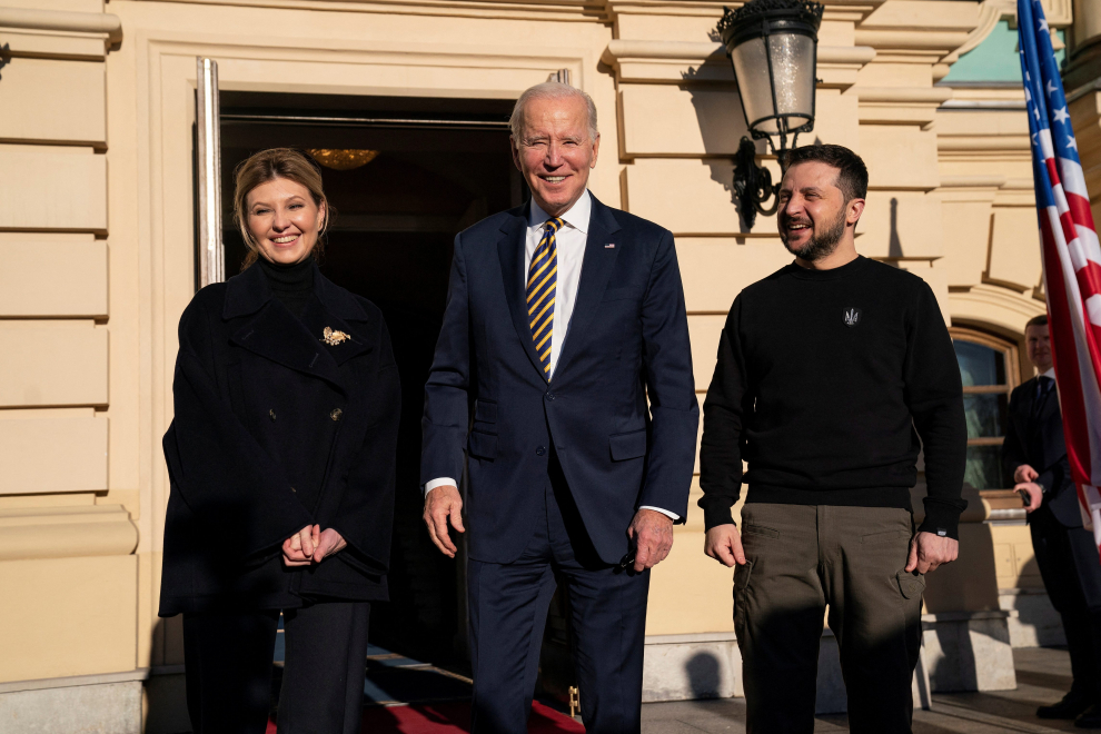 U.S. President Joe Biden signs a guest book at Mariinsky Palace on an unannounced visit in Kyiv, Ukraine, February 20, 2023. Evan Vucci/Pool via REUTERS UKRAINE-CRISIS/BIDEN