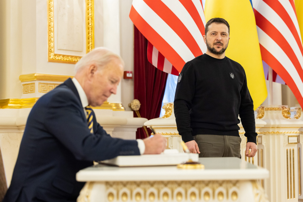 Kyiv (Ukraine), 20/02/2023.- A handout photo made available by the Ukrainian Presidential Press Service on 20 February 2023 shows US President Joe Biden (L) signing in a book as Ukrainian President Volodymyr Zelensky (R) looks on, in Kyiv (Kiev), Ukraine, amid Russia's invasion. The White House announced on 20 February, that US President Biden met with Ukrainian President Zelensky and his team to extended discussions on US support for Ukraine. (Rusia, Ucrania, Estados Unidos) EFE/EPA/UKRAINIAN PRESIDENTIAL PRESS SERVICE HANDOUT -- MANDATORY CREDIT: UKRAINIAN PRESIDENTIAL PRESS SERVICE -- HANDOUT EDITORIAL USE ONLY/NO SALES
 UKRAINE USA DIPLOMACY