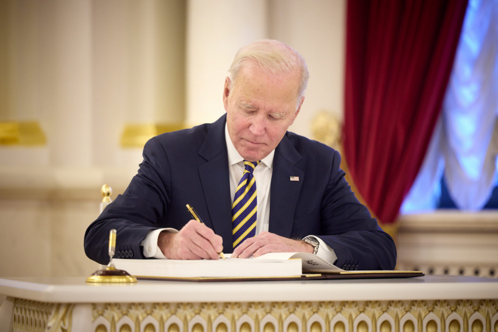 Kyiv (Ukraine), 20/02/2023.- A handout photo made available by the Ukrainian Presidential Press Service on 20 February 2023 shows US President Joe Biden during a meeting with Ukrainian President Zelensky in Kyiv (Kiev), Ukraine, amid Russia's invasion. The White House announced on 20 February, that US President Biden met with Ukrainian President Zelensky and his team to extended discussions on US support for Ukraine. (Rusia, Ucrania, Estados Unidos) EFE/EPA/UKRAINIAN PRESIDENTIAL PRESS SERVICE HANDOUT -- MANDATORY CREDIT: UKRAINIAN PRESIDENTIAL PRESS SERVICE -- HANDOUT EDITORIAL USE ONLY/NO SALES
 UKRAINE USA DIPLOMACY