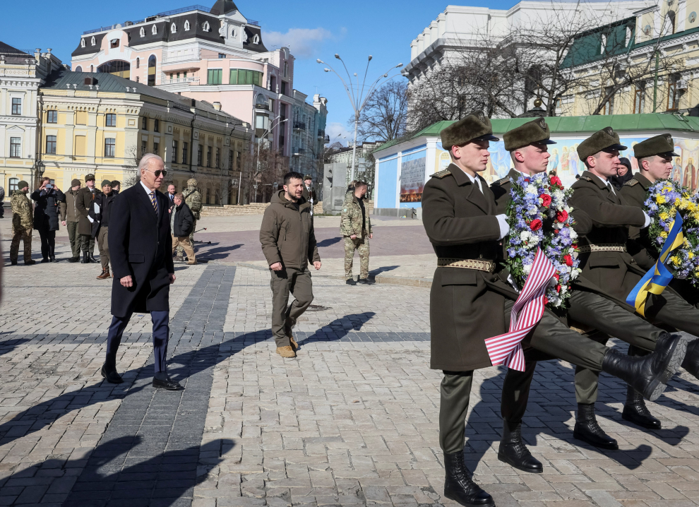 Kyiv (Ukraine), 20/02/2023.- A handout photo made available by the Ukrainian Presidential Press Service on 20 February 2023 shows US President Joe Biden attending a joint press news briefing with Ukrainian President Zelensky in Kyiv (Kiev), Ukraine, amid Russia's invasion. The White House announced on 20 February, that US President Biden met with Ukrainian President Zelensky and his team to extended discussions on US support for Ukraine. (Rusia, Ucrania, Estados Unidos) EFE/EPA/UKRAINIAN PRESIDENTIAL PRESS SERVICE HANDOUT -- MANDATORY CREDIT: UKRAINIAN PRESIDENTIAL PRESS SERVICE -- HANDOUT EDITORIAL USE ONLY/NO SALES
UKRAINE USA DIPLOMACY