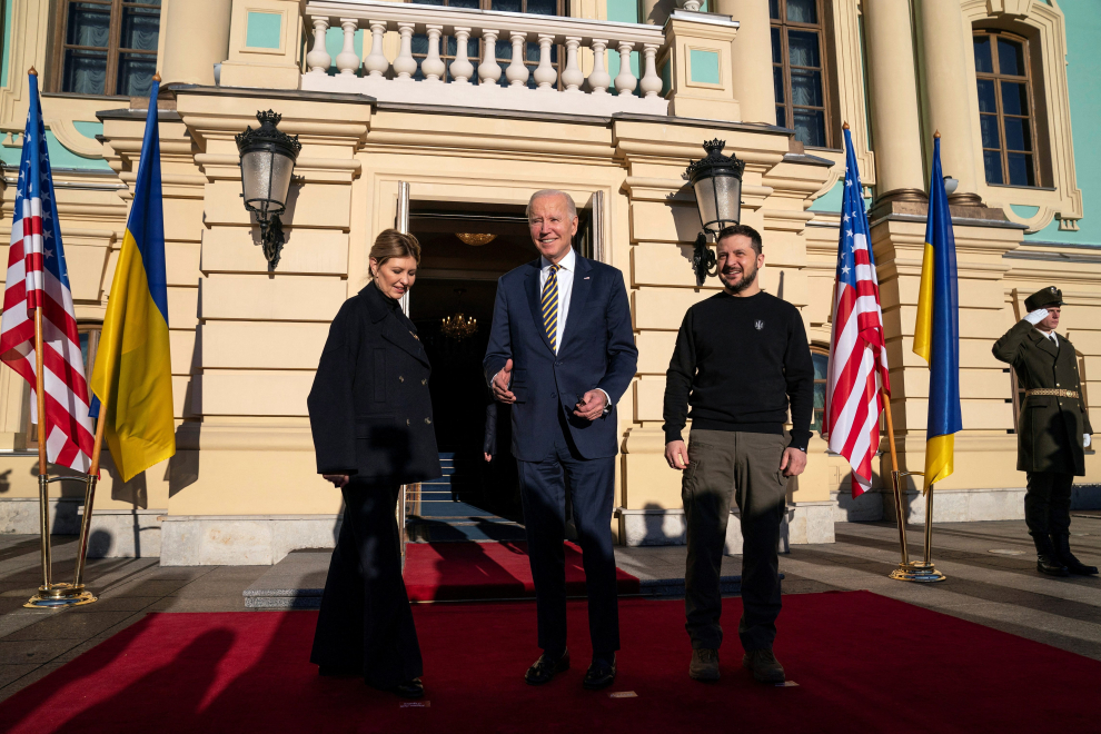 Kyiv (Ukraine), 20/02/2023.- A handout photo made available by the Ukrainian Presidential Press Service on 20 February 2023 shows Ukrainian President Volodymyr Zelensky (L) and US President Joe Biden (R) walking near St. Mikhailovsky Cathedral in Kyiv (Kiev), Ukraine, amid Russia's invasion. The White House announced on 20 February, that US President Biden met with Ukrainian President Zelensky and his team to extended discussions on US support for Ukraine. (Rusia, Ucrania, Estados Unidos) EFE/EPA/UKRAINIAN PRESIDENTIAL PRESS SERVICE HANDOUT -- MANDATORY CREDIT: UKRAINIAN PRESIDENTIAL PRESS SERVICE -- HANDOUT EDITORIAL USE ONLY/NO SALES
 UKRAINE USA DIPLOMACY
